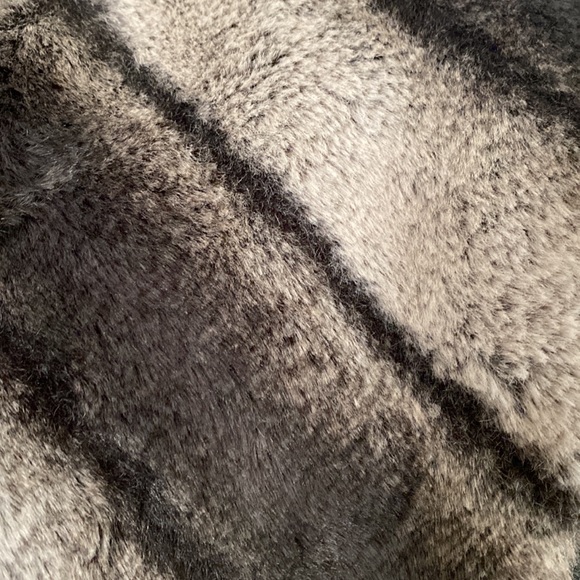 Carmen Marc Valvo Women’s Charcoal Cape with Faux Fur collar. Size XL. NWT. - Picture 7 of 10